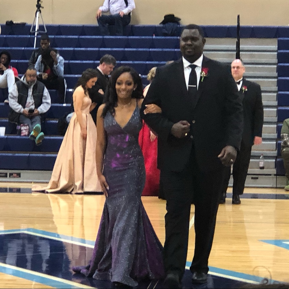 Beautiful Dress!! Only worn once!! A must see!! - Picture 2 of 6